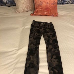 Athleta Girl chitchat tight camo size 12